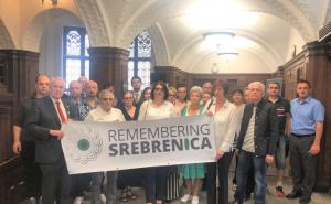 Foto: Bosnia UK Network / Grad Konventri odao počast žrtvama genocida u Srebrenici