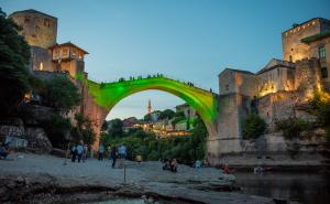 Foto: Mostarski.ba / Cvijet Srebrenice u četvrtak navečer je osvijetljen na Starom mostu u Mostaru