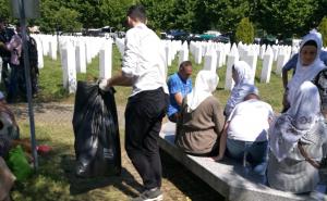 Foto: UNSA / Studenti čiste u Srebrenici