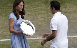 Foto: EPA-EFE/Radiosarajevo.ba  / Zbog čega se Novak Đoković poklonio Kate Middleton, a Federer nije?