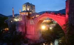 Foto: AA / Stari most u bojama turske zastave