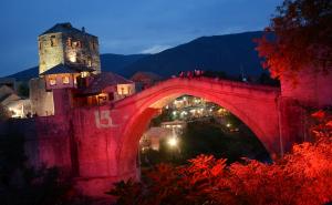 Foto: AA / Stari most u bojama turske zastave