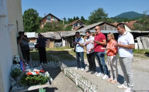 Foto: Press KS / Delegacija KS položila cvijeće na mjesto masakra kod Osnovne škole Hilmi ef. Šarić u Tarčinu