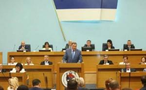Foto: X.com / Ilustracija / Milorad Dodik u Narodnoj skupštini RS