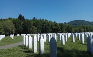 Foto: Radiosarajevo.ba / Srebrenica; Potočari: Tišina u dolini bijelih nišana 