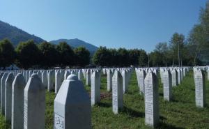 Foto: Semra Hodžić / Radiosarajevo.ba / Srebrenica danas; Potočari: Tišina u dolini bijelih nišana 