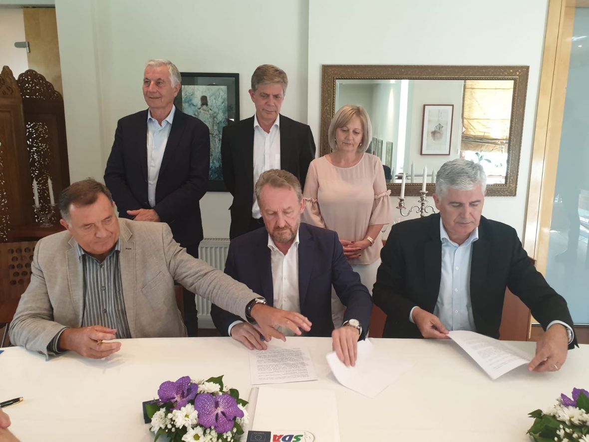 Foto: HDZ BiH/Milorad Dodik, Bakir Izetbegović i Dragan Čović potpisali principe o formiranju vlasti