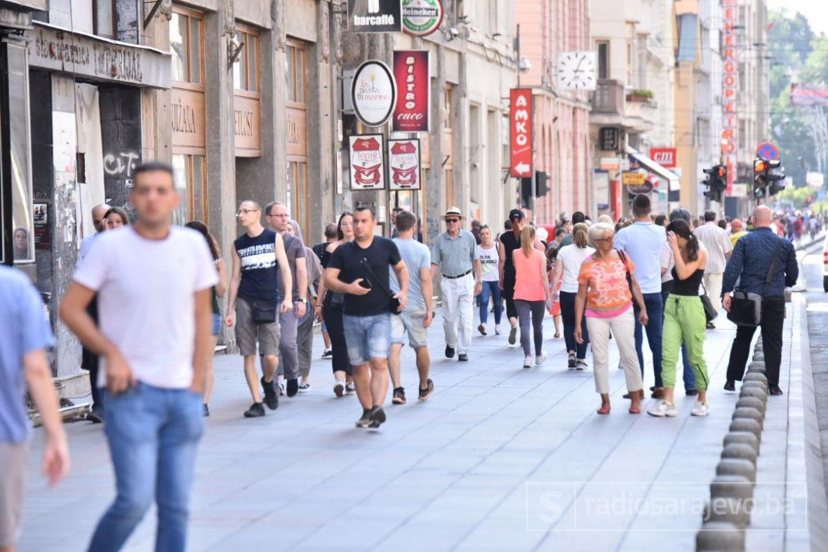 FOTO Brojne Koprivničanke šetale su danas Zrinskim trgom 