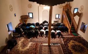 Foto: Armin Durgut / Pixsell / Bajram-namaz u Umoljanskoj džamiji