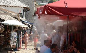 Foto: AA / Građani Mostara i turisti dašak osvježenja traže u Neretvi