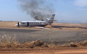 Foto: TMB / Drama na pisti: Avion sletio u travu, dim “progutao” letjelicu