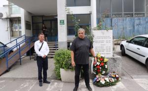 Foto: Admir Kuburović / Radiosarajevo.ba / Danas, počast ispred nebodera