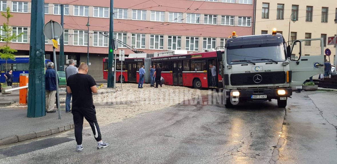 Foto: Crna hronika/Trolejbus se zaglavio