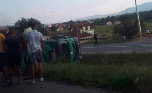 FOTO: Facebook / Kamion se prevrnuo u mjestu Klokotnica