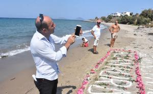 Foto: AA / Polaganjem cvijeća na plaži u turskom Bodrumu danas je obilježena četvrta godišnjica smrti trogodišnjeg dječaka Aylana Kurdija