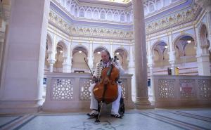 Foto: Grad Sarajevo / Vedran Smajlović zasvirao violončelo u Vijećnici