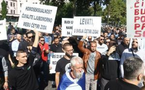 Foto: Dženan Kriještorac/Radiosarajevo.ba / Učesnici kontramitinga došli do policijskih barikada u Alipašinoj ulici