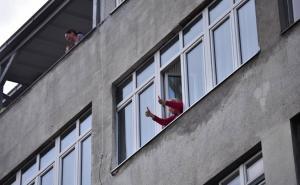 Foto: Admir Kuburović / Radiosarajevo.ba / Građani s prozora šalju čestitke učesnicima, snajperisti ih pomno prate