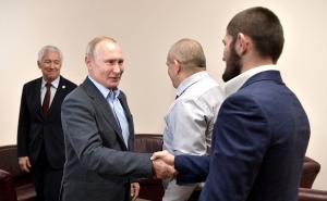 FOTO: AA / Khabib se sureo sa Putinom