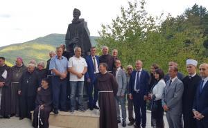 Radiosarajevo.ba / Otkriven spomenik fra Anđelu Zvizdoviću s čuvenom Ahdnamom