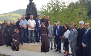 Radiosarajevo.ba / Otkriven spomenik fra Anđelu Zvizdoviću s čuvenom Ahdnamom