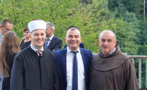 Foto: Radiosarajevo.ba / Edin ef. Rojo, Sabahuin Klisura i fra Mirko Majdandžić na otkrivanju spomenika fra Anđelu Zvizdoviću