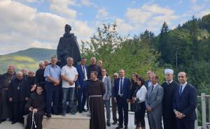 Foto: Radiosarajevo.ba / U Fojnici jučer je svečano otkriven spomenik fra Anđelu Zvizdoviću