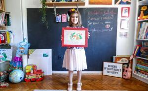 Foto: Armin Durgut / Pixsell / Djevojčica Asya Isović iz Sarajeva odlučila je kraljici Elizabeti poslati razglednicu, pjesmicu i crtež