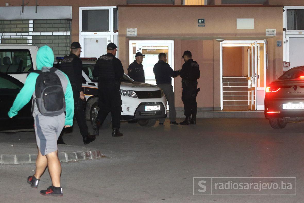 Foto: Dženan Kriještorac / Radiosarajevo.ba/Policija ispred zgrade gdje se dogodilo ubistvo