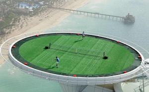Foto: Screenshot / Igranje tenisa na vrhu zgrade visoke 300 metara