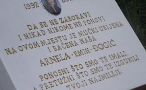 Foto: Radio Olovo / Hair česma pored spomenika Arneli Đogić