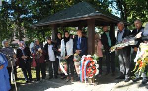Foto: Press služba KS / Delegacija Kantona Sarajevo  položila cvijeće na mjesto masakra 