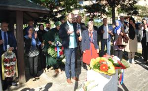 Foto: Press služba KS / Delegacija Kantona Sarajevo  položila cvijeće na mjesto masakra 