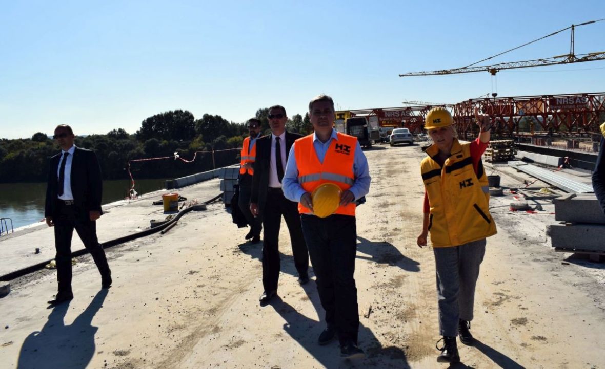 Foto: Vijeće ministara BiH/Denis Zvizdić posjetio je danas gradilište mosta Svilaj na rijeci Savi