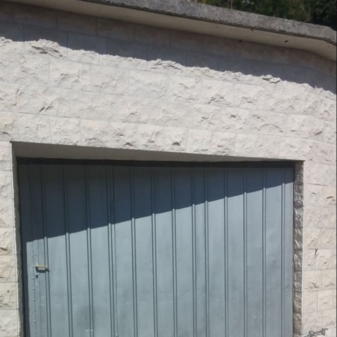 FOTO: Facebook/Trostruka zaštita na bračkoj garaži: vrata, lanac, rampa