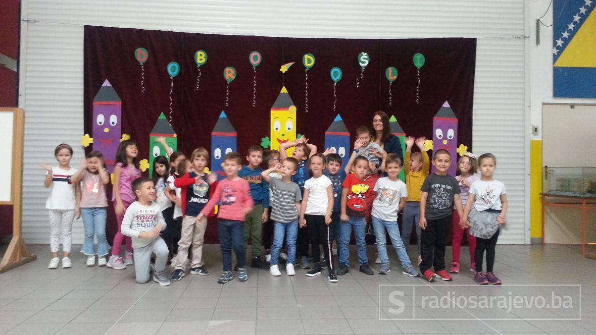 Foto: Privatni album/Učiteljica Amra Đerzić sa učenicima