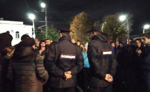 Foto: IA Saratov / Jake policijske snage zadržale su mještane koji su željeli linčovati osumnjičenog