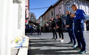 Foto: Armin Durgut/Pixsell / Igrači Dinama odali počast žrtvama na tuzlanskoj Kapiji