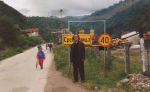 Foto: Privatni album / Fotografije iz privatne arhive prikazuju kako se Handke šetao Srebrenicom i Višegradom 1996. godine