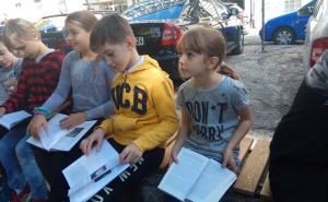 Foto: Radiosarajevo.ba / Mališani u sarajevskoj "biblioteci na otvorenom"