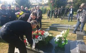 Foto: Vlada KS / Katica i Selimović položili cvijeće na mezar i grob ubijenih policajaca