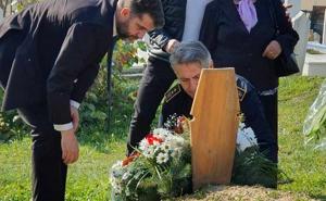 Foto: Vlada KS / Katica i Selimović položili cvijeće na mezar i grob ubijenih policajaca