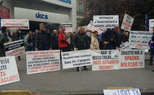 Foto: Radiosarajevo.ba / Protest dijaliznih pacijenta ispred KCUS-a