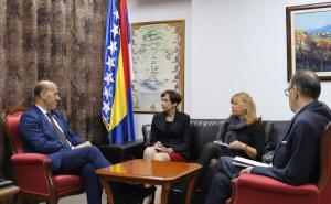 FOTO: Kabinet potpredsjednika RS / Potpredsjednik je ambasadoricu upoznao sa diskriminacijom i problemima s kojima se suočavaju Bošnjaci
