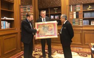 Foto: BBI Banka / Tokom sastanka Bukvić je premijeru Mahathiru prezentirao i rad Bosna Bank International