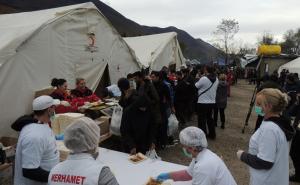 FOTO: AA / Merhamet podijelio konvoj pomoći migrantima na Vučjaku