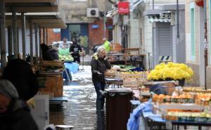 Foto: Goran Kovačić/Pixsell / Rijeka: Prodavači na tržnici koja je još uvijek poplavljena