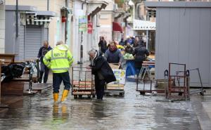 Foto: Goran Kovačić/Pixsell / Rijeka: Prodavači na tržnici koja je još uvijek poplavljena
