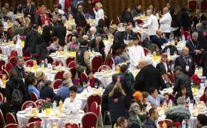 Foto: EPA-EFE / Papa Franjo na ručak pozvao 1.500 beskućnika i siromašnih