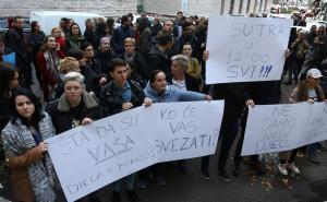 Foto: Dž. Kriještorac/Radiosarajevo.ba / Protesti građana pred Parlamentom FBiH